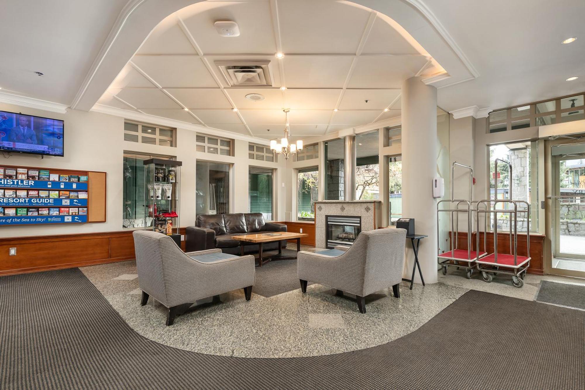 Pinnacle Hotel Вістлер Екстер'єр фото